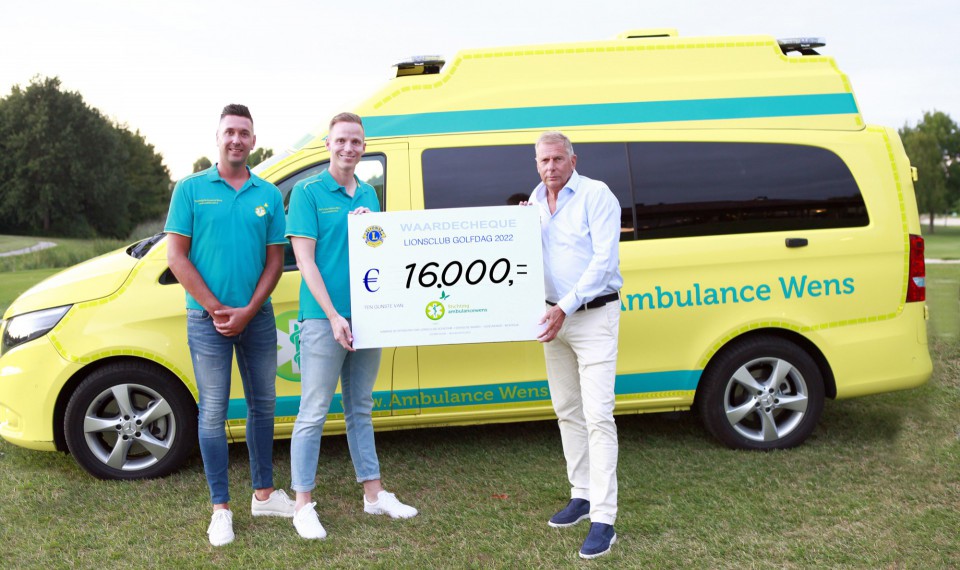 Overhandiging cheque € 16.000 aan Stichting Ambulancewens