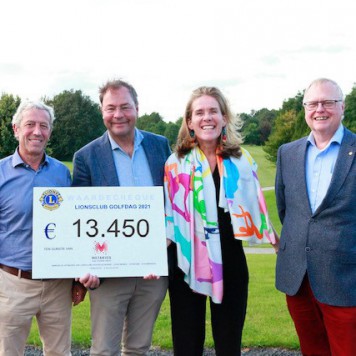 Overhandiging cheque € 13.450 aan Metakids als opbrengst Lions Golftoernooi 2021